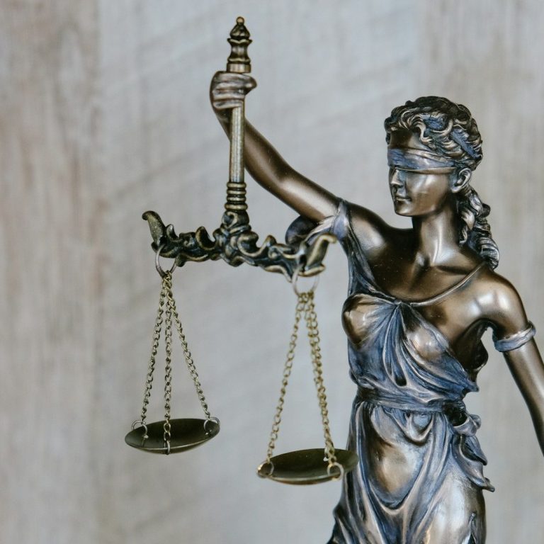 Statue de la Justice, tenant une balance et portant un bandeau sur les yeux.