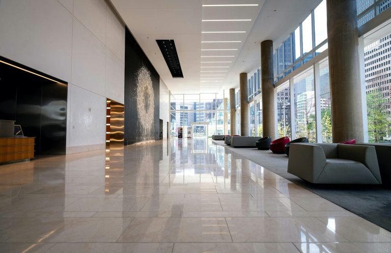 Intérieur lumineux d'un hall moderne avec des colonnes et des canapés élégants.