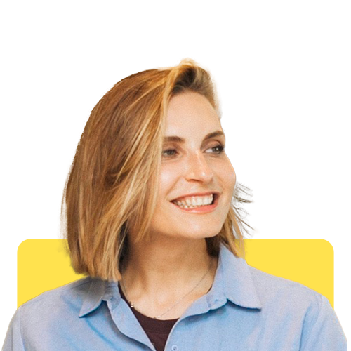 Femme souriante avec des cheveux blonds, portant une chemise bleue.